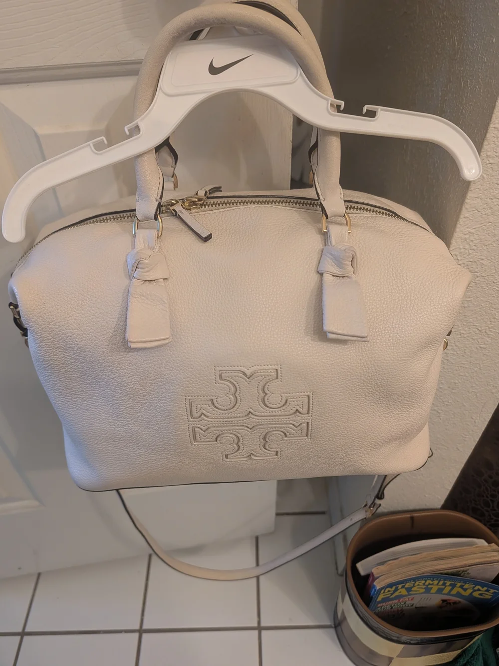 Authentic Pre Owned Tory Burch Cream Leather Satchel Bag W/handle's and Straps.